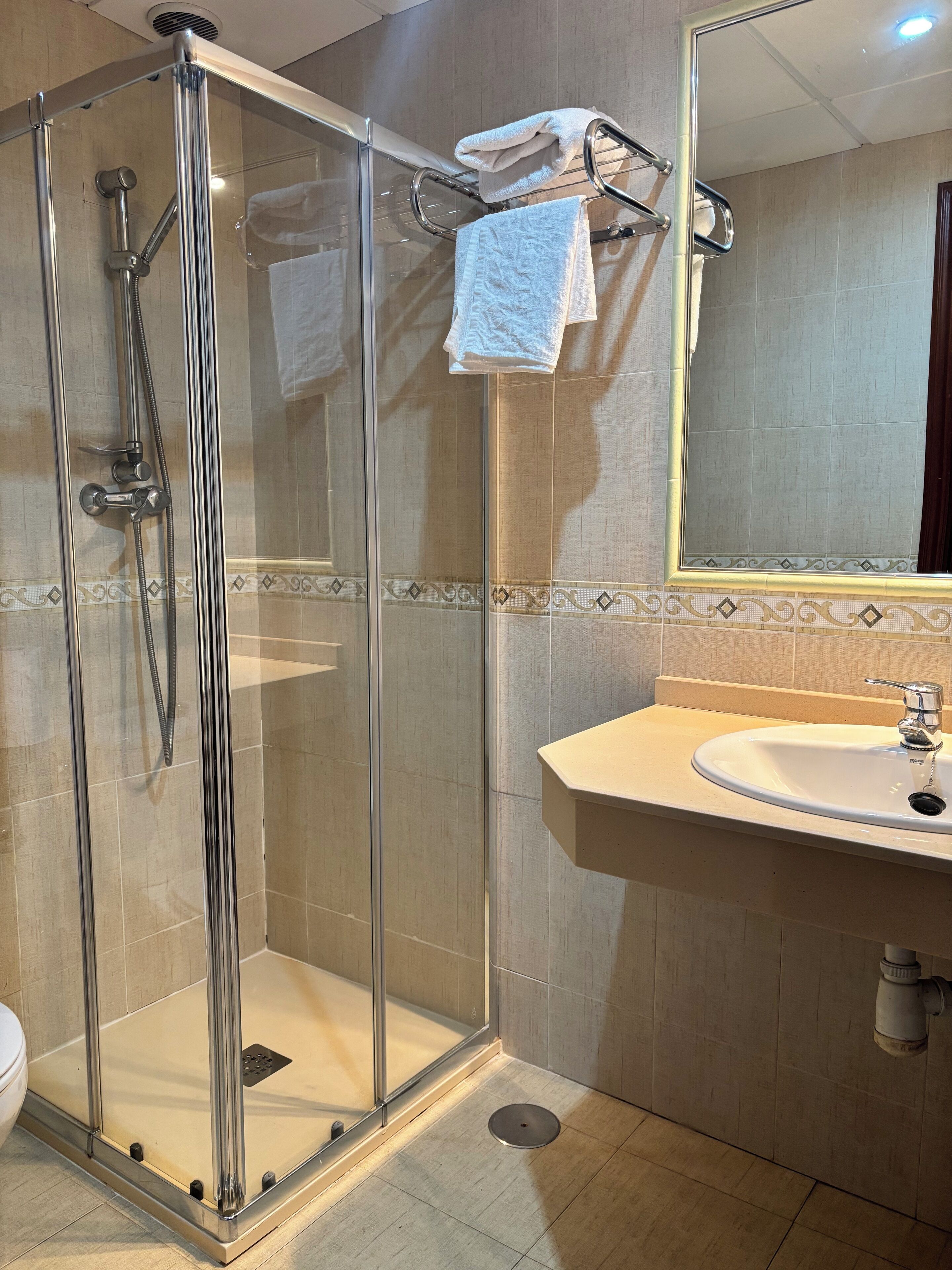 Eenvoudige tweepersoonskamer | Badkamer