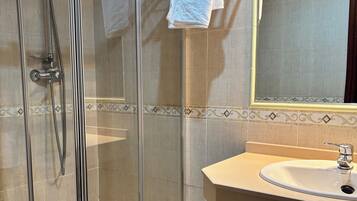 Eenvoudige tweepersoonskamer | Badkamer