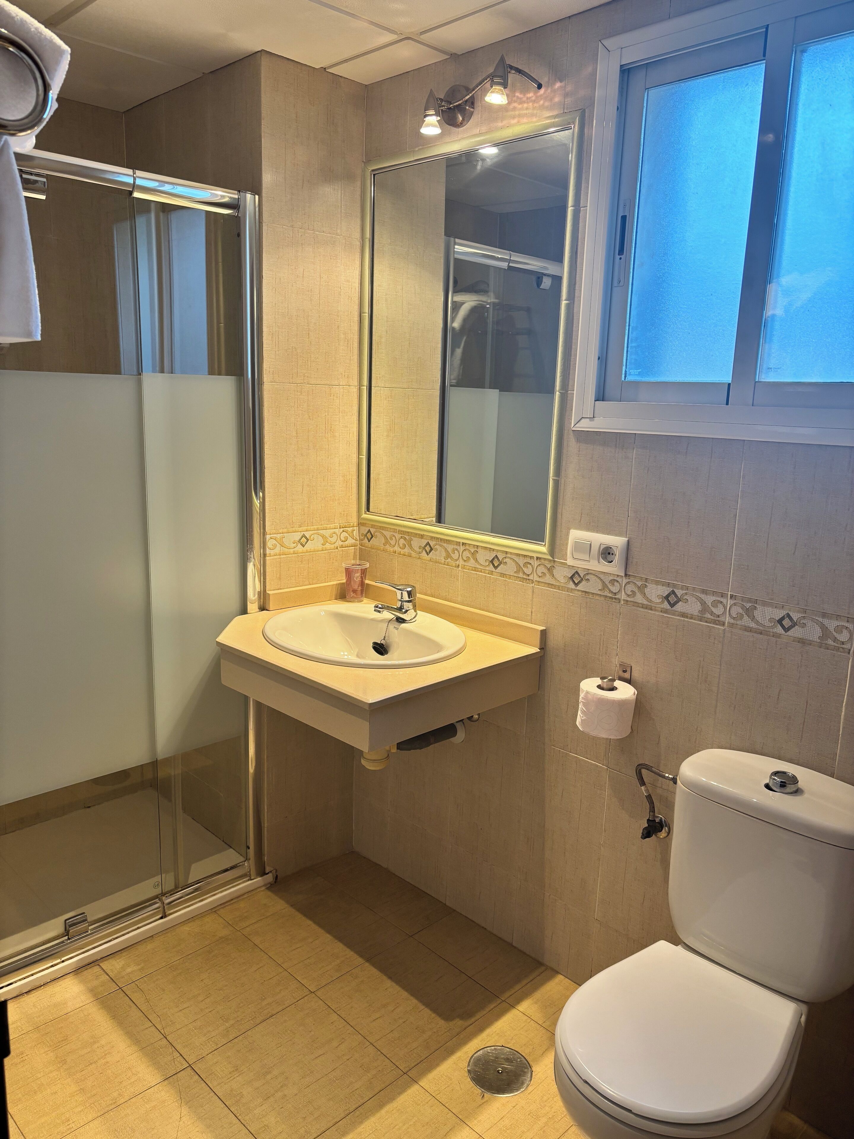 Eenvoudige tweepersoonskamer | Badkamer