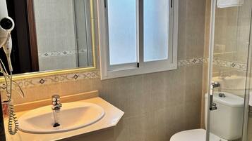 Eenvoudige tweepersoonskamer | Badkamer