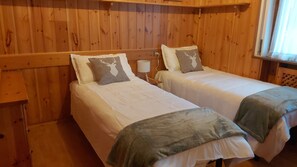 3 habitaciones, tabla de planchar con plancha, internet y ropa de cama