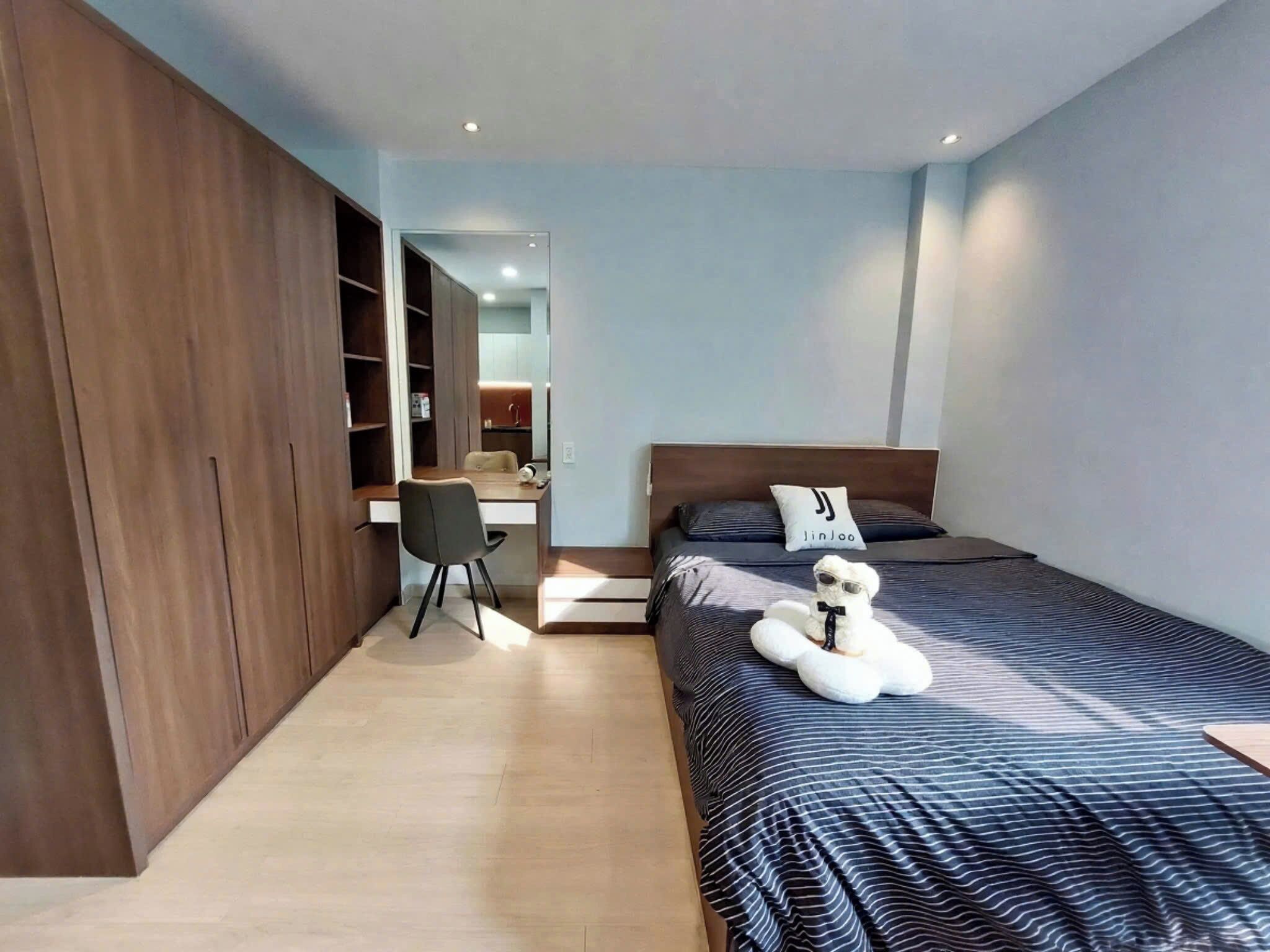 Ein Schlafzimmer mit Bett, Schreibtisch und Stuhl.