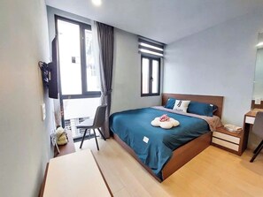 Deluxe Studio | Desk, free WiFi - Lunaria Maison - Local Market Corner (Ho Chi Minh)