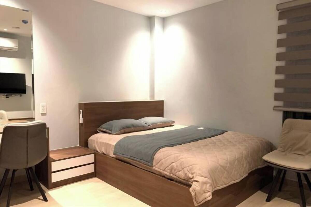 Desk, soundproofing, free WiFi