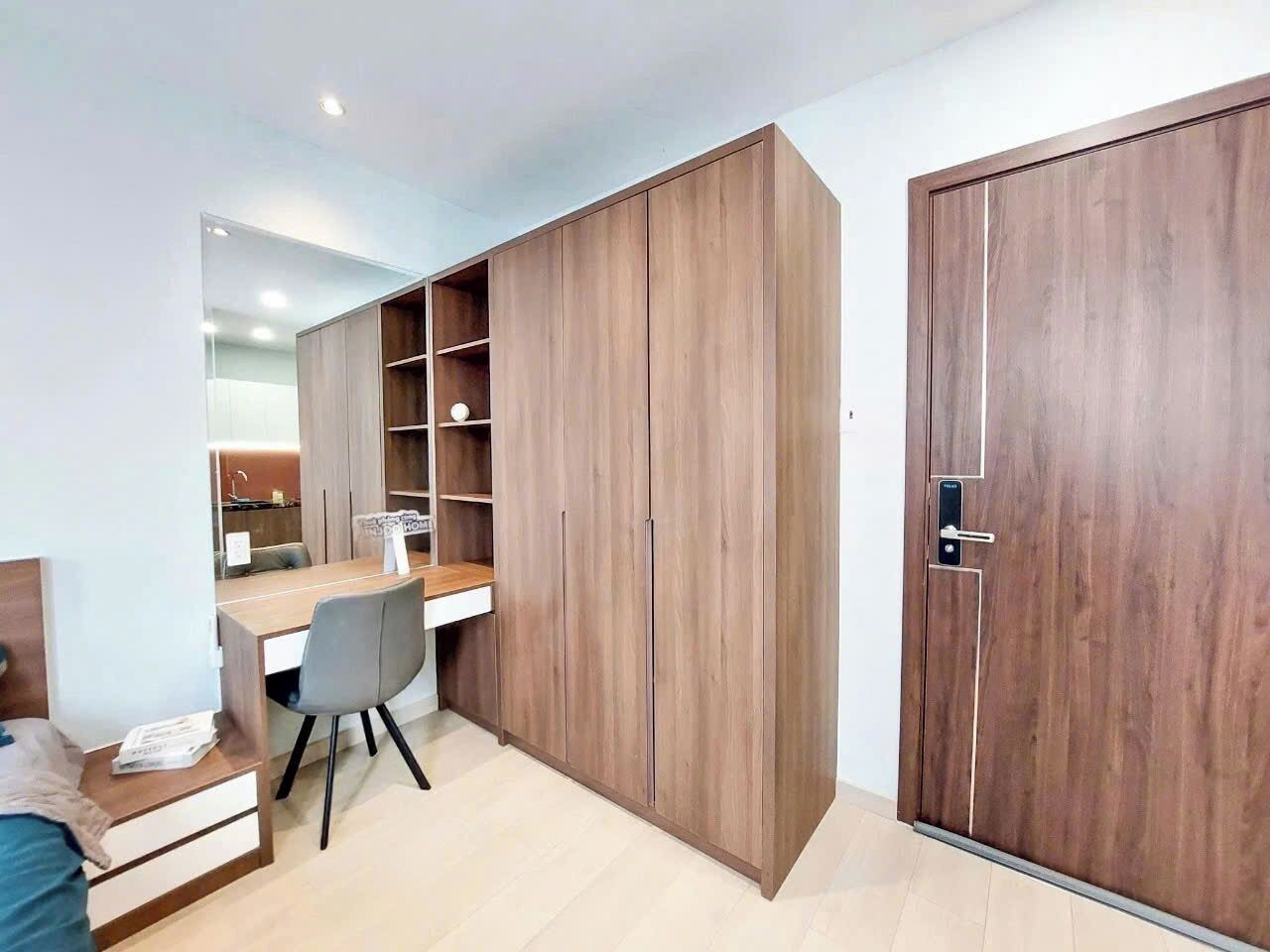 Ein Schlafzimmer mit Bett, Schreibtisch und Kleiderschrank.