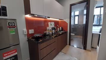 Studio, parveke | Yksityinen keittiö | Jääkaappi, mikroaaltouuni, liesi, talouspaperi