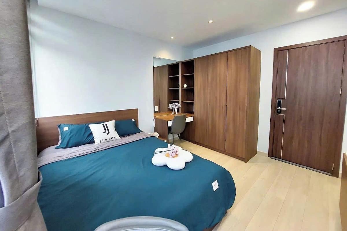 Une chambre à coucher avec un lit, un bureau et une armoire.