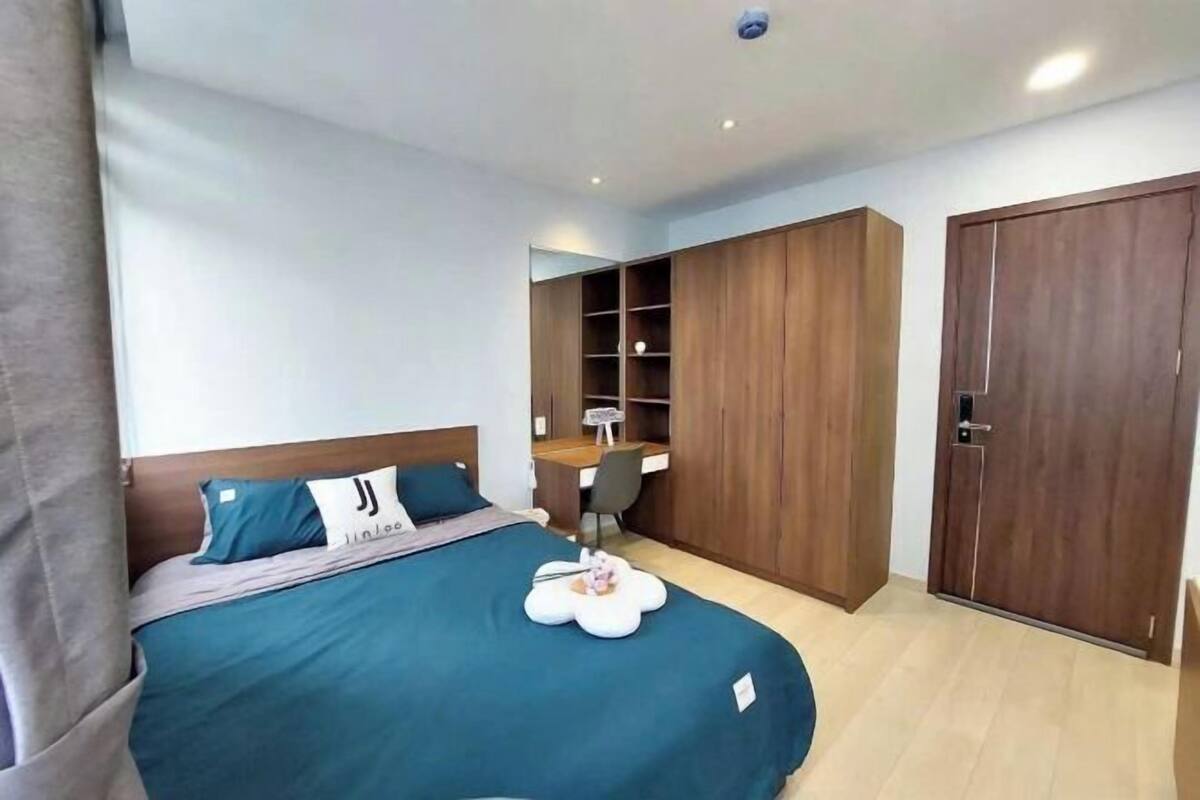 Une chambre à coucher avec un lit, un bureau et une armoire.