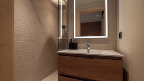 Shower, hair dryer, towels, soap - In the heart of the mountains Enjoy Chalet Chamonix Le Lavancher Appartement Cosmiques (Chamonix-Mont-Blanc)