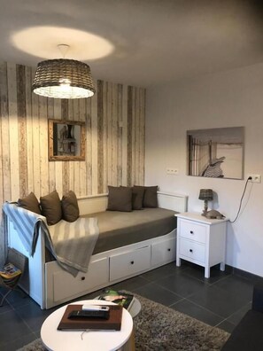 Chambre Confort, vue jardin | Coin séjour