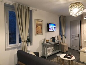 Habitación Confort, vista al jardín | Área de sala de estar