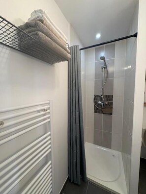 Bathroom - auberge de pachoquin  (Méounes-lès-Montrieux)