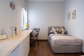 A compact bedroom with a bed, a desk, and a chair. - Baan Wang Tan 1 Luxury Pool Villa, Chiang Mai (Chiang Mai)