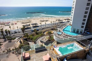 Pool - Hayarkon Jaccuzi Beach-Front 3BR Apartment (Tel Aviv-Yafo)