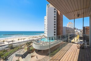 Terrace/patio - Hayarkon Jaccuzi Beach-Front 3BR Apartment (Tel Aviv-Yafo)