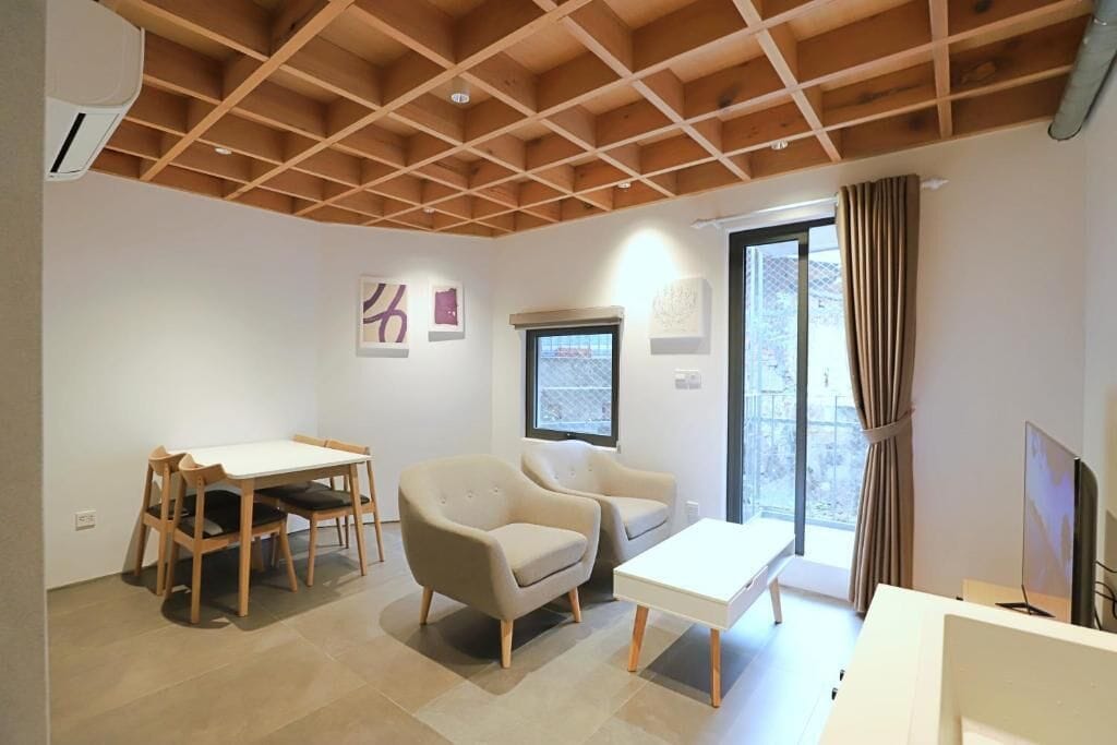 50-tums platt-tv med kabelkanaler, LCD-tv och eldstad