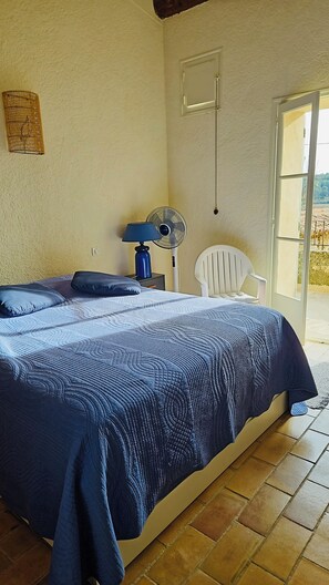 Fer et planche à repasser, lit parapluie, Wi-Fi gratuit, draps fournis