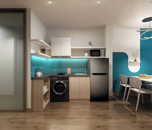 Microondas, placa de cocina y utensilios de cocina