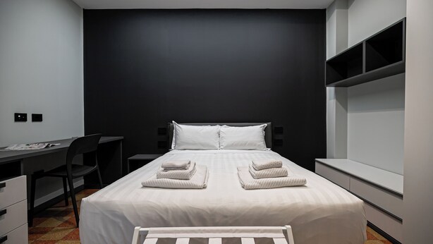 A modern hotel room with a bed, a desk, and a chair. - Italianway Comfort - Monte Nevoso 8 (Milan)