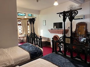 Deluxe Room | Desk - Cochrane Place By Teesta Hotels (Kurseong)