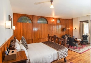 Deluxe Room | Desk - Cochrane Place By Teesta Hotels (Kurseong)