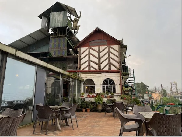 Outdoor dining - Cochrane Place By Teesta Hotels (Kurseong)