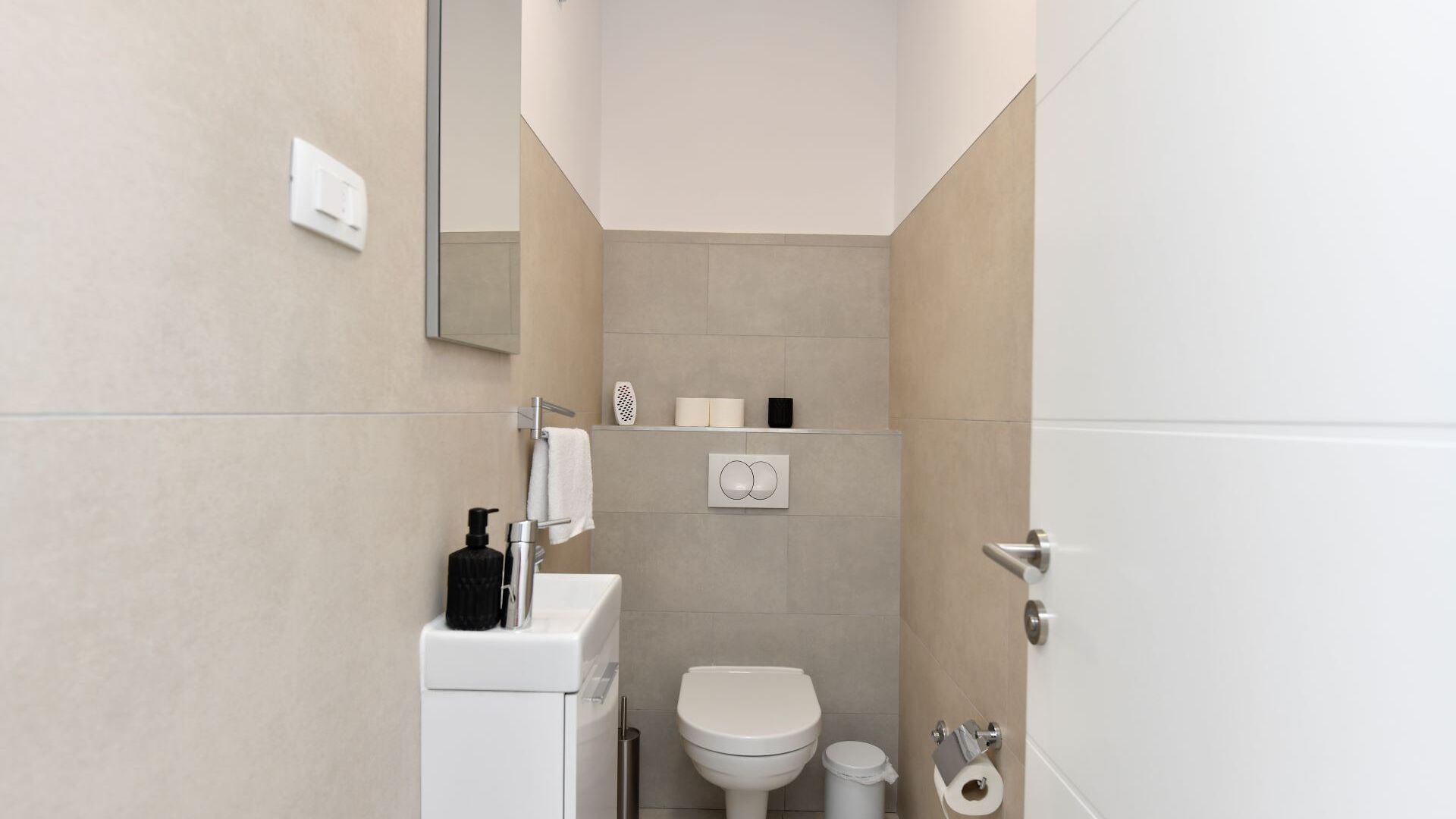 Douche, sèche-cheveux, serviettes fournies