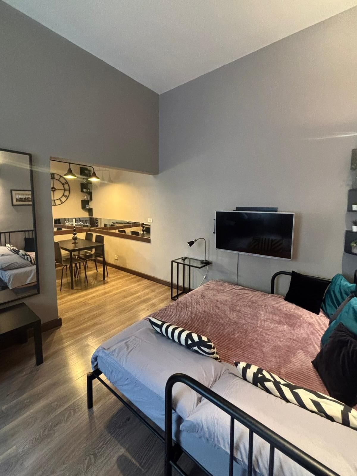 Iron/ironing board, WiFi, bed sheets