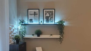 Un'area di lavoro moderna con scrivania, sedia e scaffalatura.