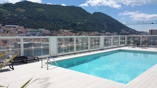 NEW with AC Central Suites with Pool and Squash Courts! Sleeps Family or 4