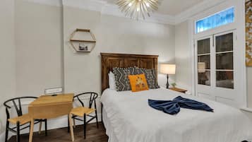 Skrivbord, strykjÀrn/strykbrÀda, gratis wi-fi och sÀngklÀder