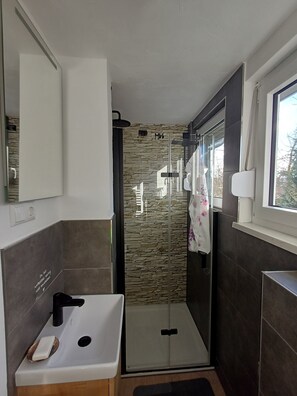 Dusche, Haartrockner, Handtücher, Seife