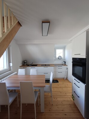 Fridge, oven, stovetop, dishwasher - Relax in Erfurt - Welcome to the Poldi vacation apartment! (Erfurt)