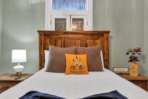Escritorio, tabla de planchar con plancha, wifi gratis y ropa de cama