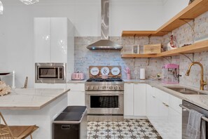 Kühlschrank, Ofen, Geschirrspüler, Wasserkocher mit Kaffee-/Teezubehör