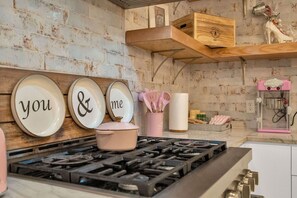 Kjøleskap, ovn, oppvaskmaskin og kaffetrakter/tekoker