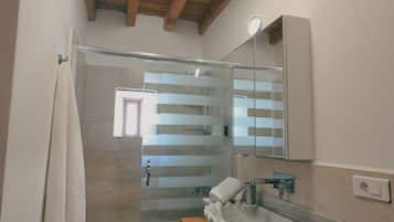 Ducha, secador de pelo, pantuflas, toallas