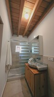 Family Tek Büyük Yataklı Oda, Balkon, Bahçe Manzaralı | Banyo | Duş, saç kurutma makinesi, terlik, havlu 