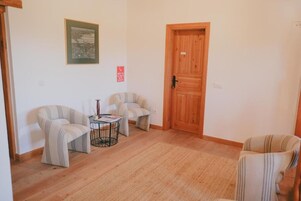 Deluxe Tek Büyük Yataklı Oda, Balkon, Bahçe Manzaralı | İç mekân