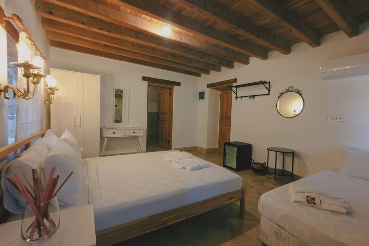 Deluxe tweepersoonskamer, balkon, uitzicht op tuin | Een bureau, een laptopwerkplek, verduisterende gordijnen