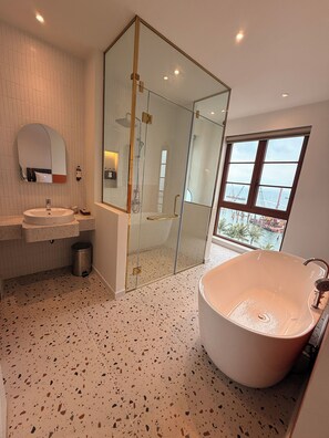Superior Sea View Master Bedroom | Bilik Mandi | Pancuran mandi, pengering rambut, tuala disediakan, sabun 