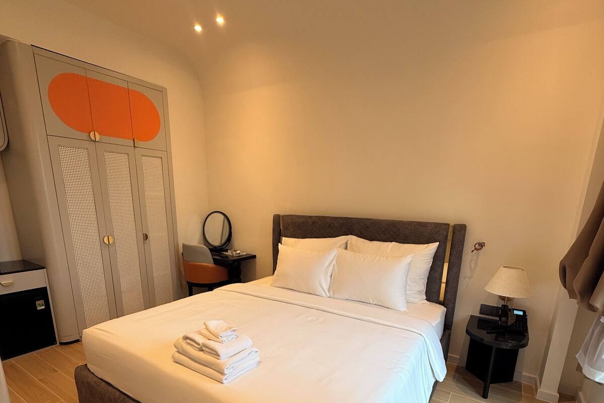 Deluxe Partial Sea and City View