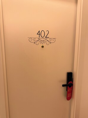 Bureau, espace de travail pour ordinateur portable, Wi-Fi gratuit