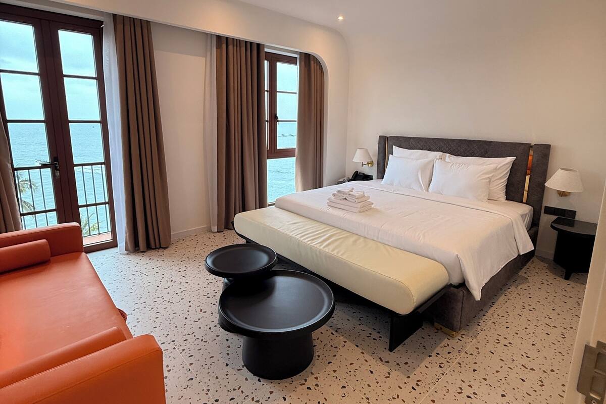 Superior Sea View Master Bedroom | Bàn, khu vực làm việc phù hợp cho laptop 
