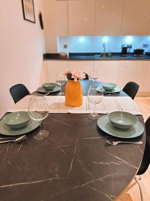 Dining - Cozy Streatham Retreat (Greater London)