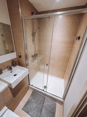 Hair dryer, towels - Cozy Streatham Retreat (Greater London)