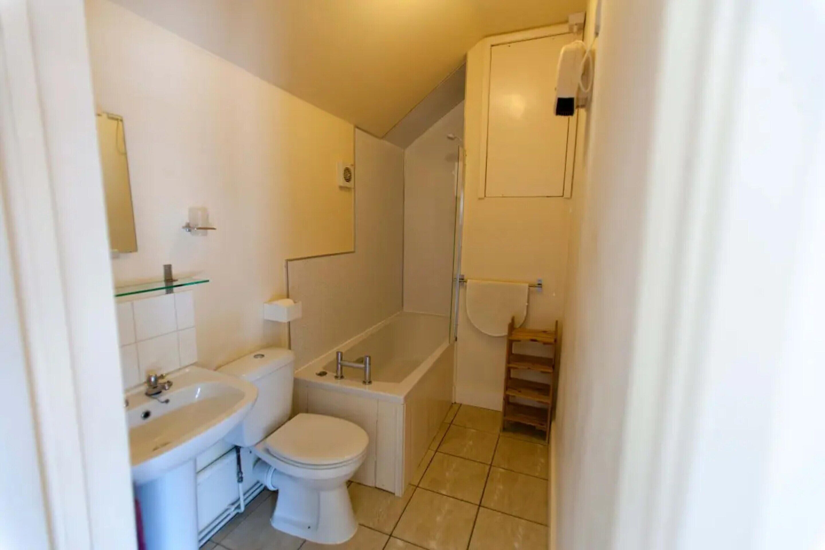 Cottage | Bathroom | Bathtub