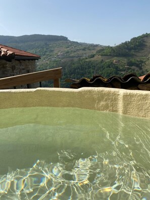 Outdoor spa tub - Villa in the Ribeira Sacra, O Batuxo (Pantón (Lugo))
