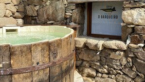 A stone wall with a wooden barrel and a sign that reads 'Ecolaguar Orarqueiro'. - Villa in the Ribeira Sacra, O Batuxo (Pantón (Lugo))