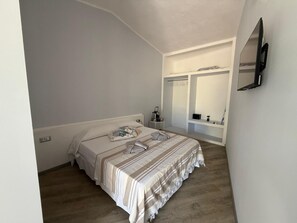 WiFi, bed sheets - Mia Rooms: Double Room with Private Patio (Villasimius)